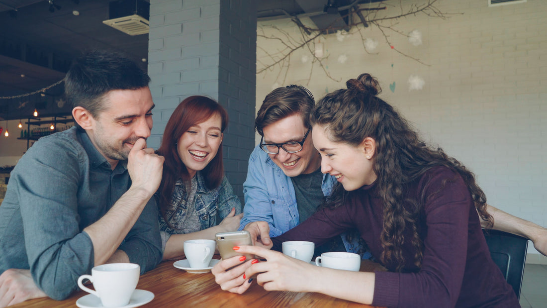 Friends discuss food and language over coffee in a relaxed urban café.